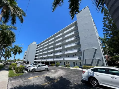 1000 NE 14th Ave #207, Hallandale Beach, FL 33009