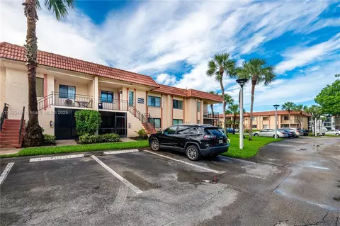 150 Lakeview Dr #205, Weston, FL 33326