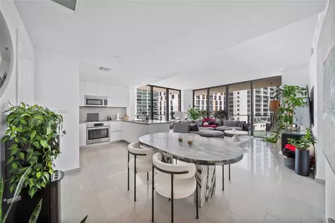 68 SE 6th St #811, Miami, FL 33131