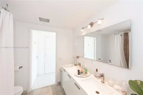 Bath - 1300 Brickell Bay Dr #708, Miami, FL 33131 photo 1 of 2