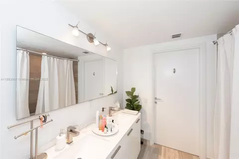Bath - 1300 Brickell Bay Dr #708, Miami, FL 33131 photo 2 of 2