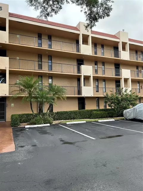 6011 Coral Lake Dr #111, Margate, FL 33063