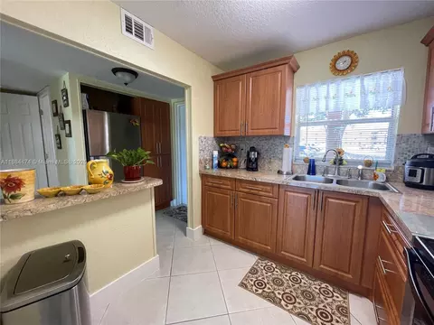 9041 Sunrise Lakes Blvd #108, Sunrise, FL 33322
