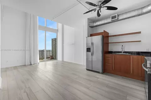 690 SW 1 Ct #PHII 19, Miami, FL 33130