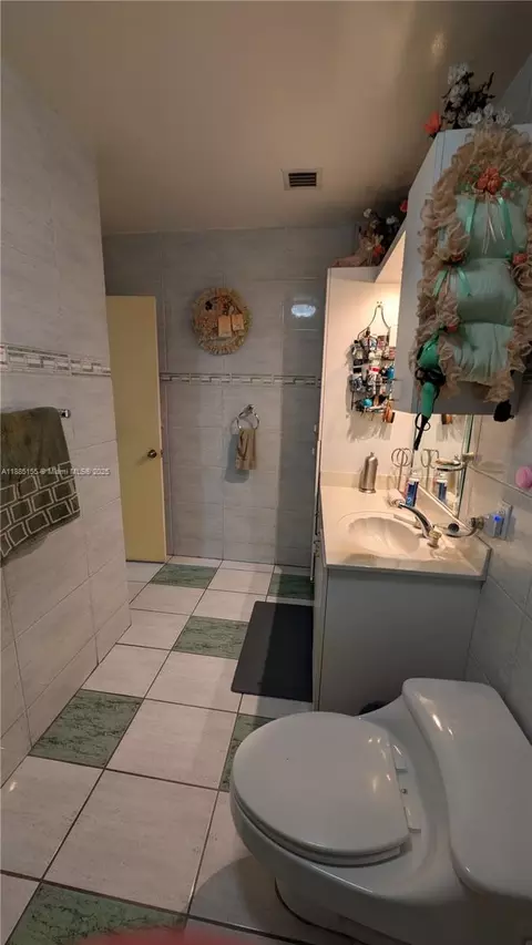 Bath - 900 W 50th Pl, Hialeah, FL 33012 photo 1 of 2