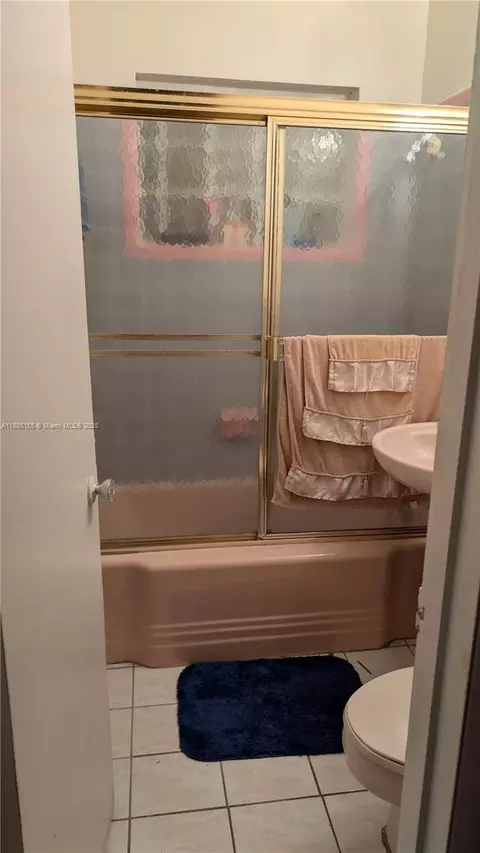 Bath - 900 W 50th Pl, Hialeah, FL 33012 photo 2 of 2