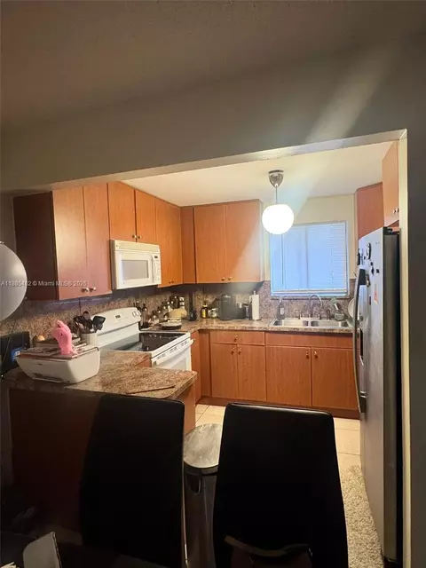 6900 SW 39th St #106J, Davie, FL 33314