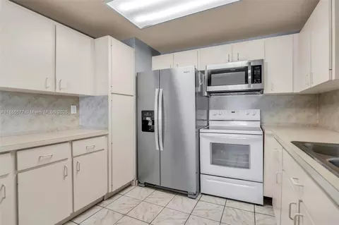 Kitchen - 280 E 39th St, Hialeah, FL 33013 photo 4 of 6