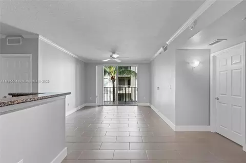 6861 SW 44th St #204, Miami, FL 33155