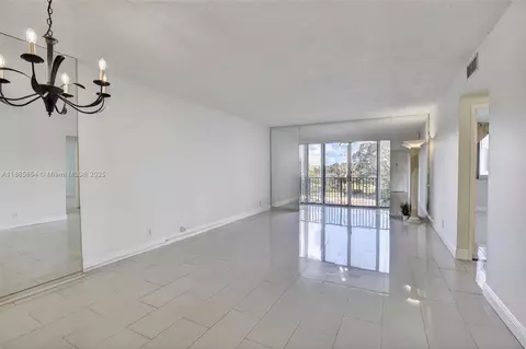 4200 Hillcrest Dr #308, Hollywood, FL 33021