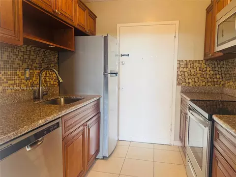 2000 NE 135th St #403, North Miami, FL 33181