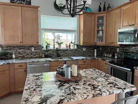 18247 NW 88th Pl, Hialeah, FL 33018 photo 12