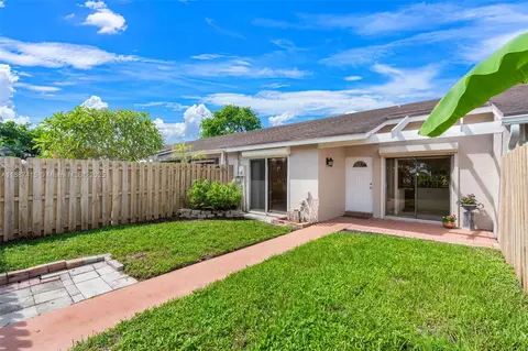 Exterior - 5145 E Lakes Dr, Pompano Beach, FL 33064 photo 4 of 10