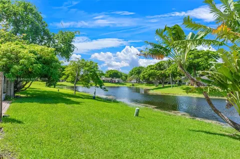 Exterior - 5145 E Lakes Dr, Pompano Beach, FL 33064 photo 8 of 10