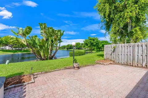 5145 E Lakes Dr, Pompano Beach, FL 33064