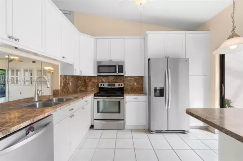 Kitchen - 5145 E Lakes Dr, Pompano Beach, FL 33064 photo 2 of 3