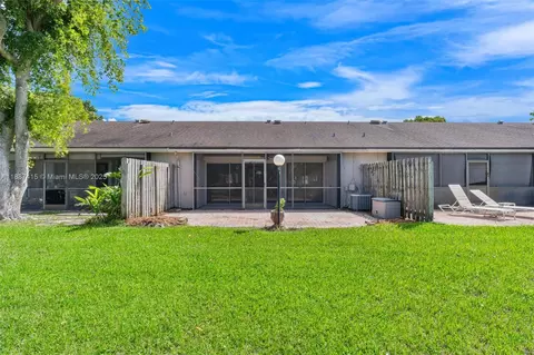 Exterior - 5145 E Lakes Dr, Pompano Beach, FL 33064 photo 7 of 10