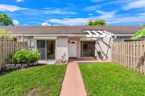 Exterior - 5145 E Lakes Dr, Pompano Beach, FL 33064 photo 2 of 10