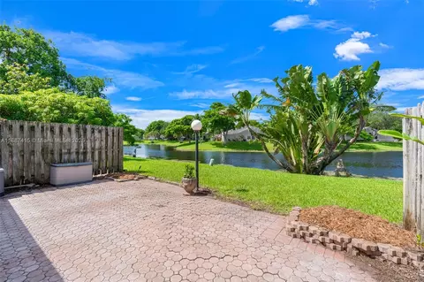 Exterior - 5145 E Lakes Dr, Pompano Beach, FL 33064 photo 6 of 10