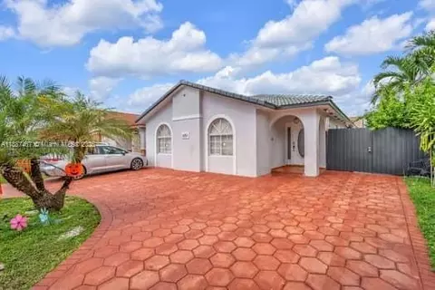 3251 W 70th St, Hialeah, FL 33018