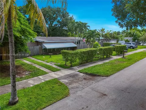 19341 Holiday Rd, Cutler Bay, FL 33157