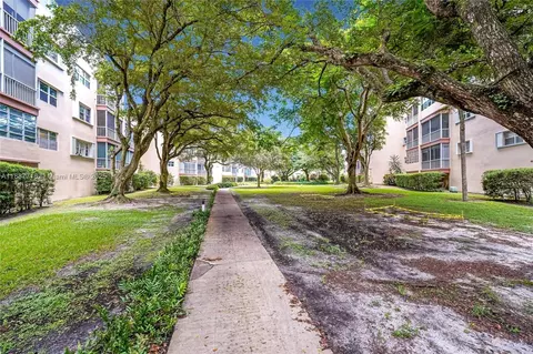 6731 Cypress Rd #303, Plantation, FL 33317
