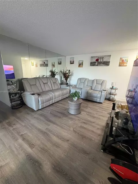 30 E 39th St #325, Hialeah, FL 33013