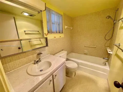 Bath - 1101 Hillcrest Ct #307, Hollywood, FL 33021 photo 1 of 1