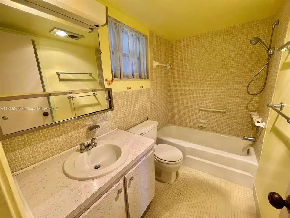 Bath - 1101 Hillcrest Ct #307, Hollywood, FL 33021 photo 1 of 1