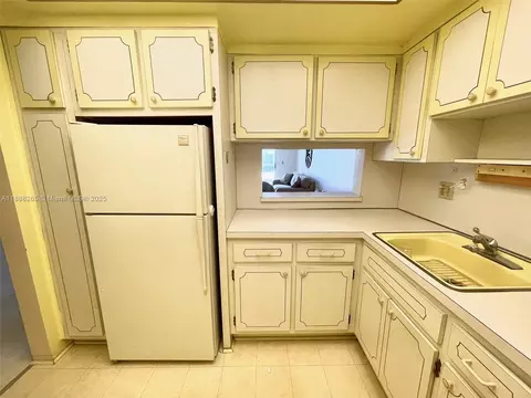 Kitchen - 1101 Hillcrest Ct #307, Hollywood, FL 33021 photo 1 of 3