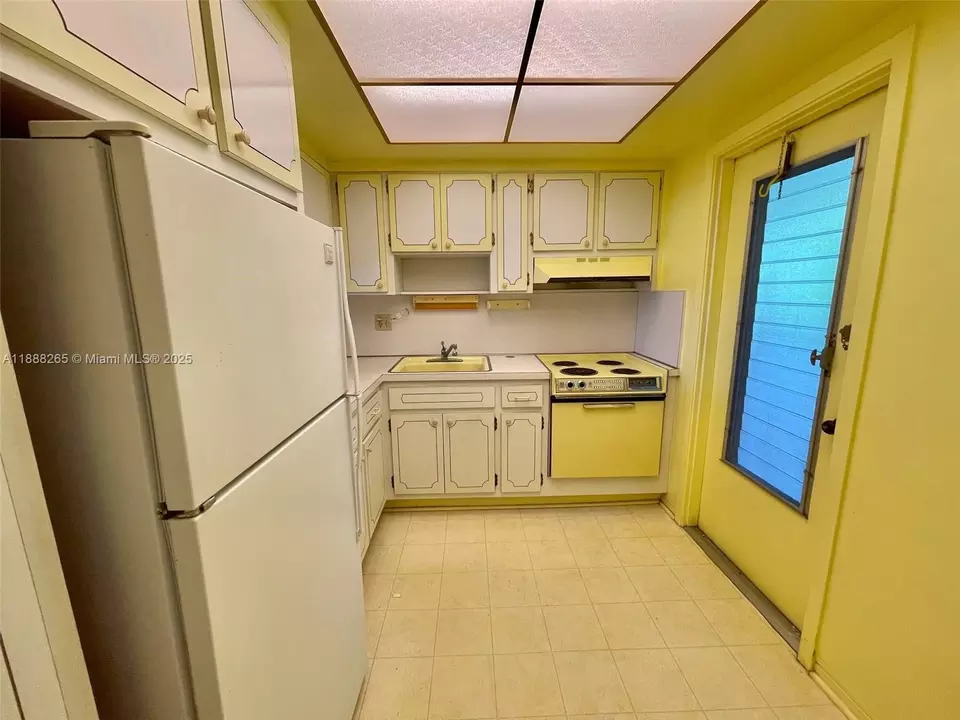 Kitchen - 1101 Hillcrest Ct #307, Hollywood, FL 33021 photo 2 of 3