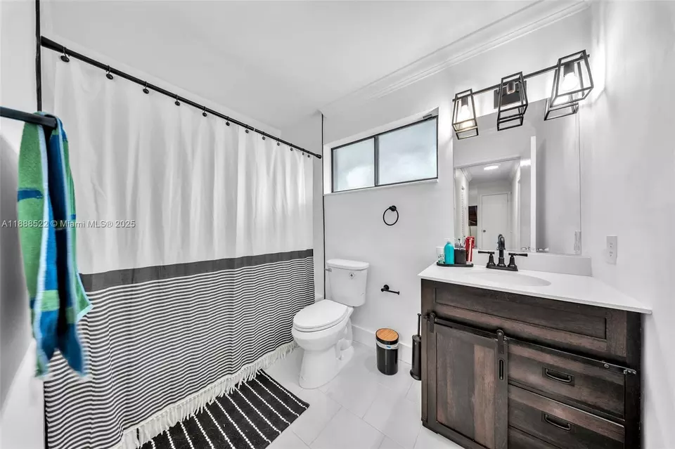 Bath - 11006 SW 138th Pl, Miami, FL 33186 photo 4 of 5