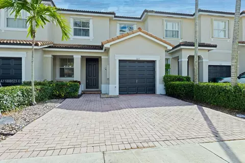 1015 NE 41st Pl, Homestead, FL 33033