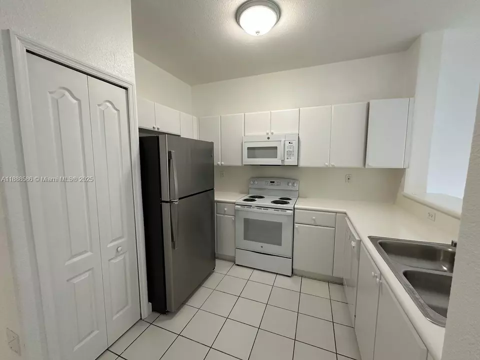 Kitchen - 2524 SE 16th Rd #102, Homestead, FL 33035 photo 1 of 3