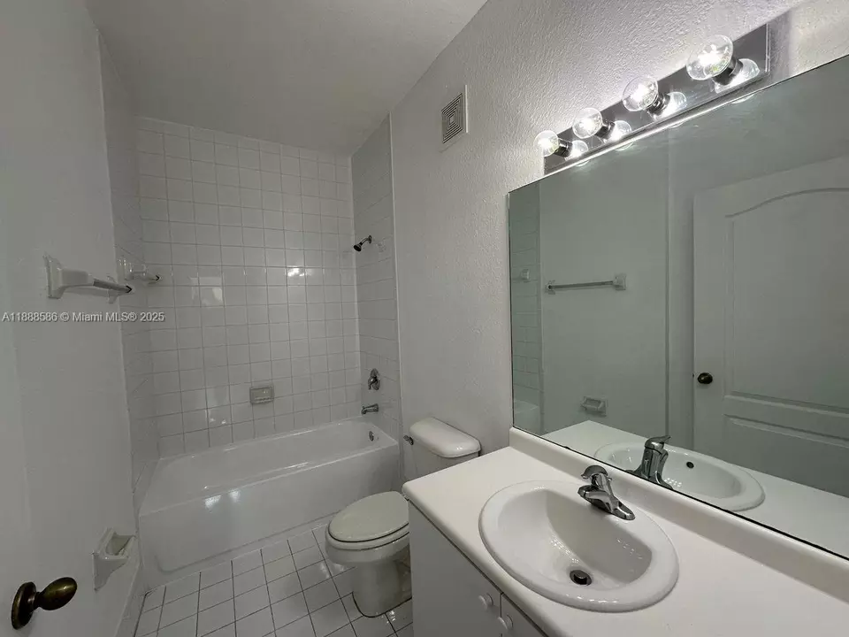 Bath - 2524 SE 16th Rd #102, Homestead, FL 33035 photo 1 of 4