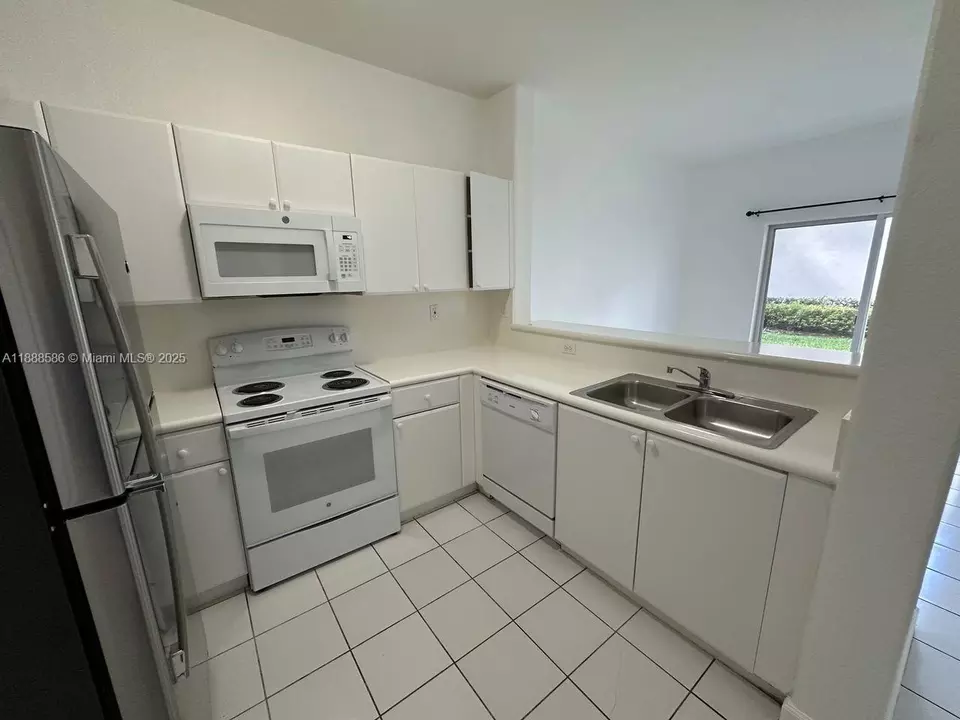 Kitchen - 2524 SE 16th Rd #102, Homestead, FL 33035 photo 2 of 3
