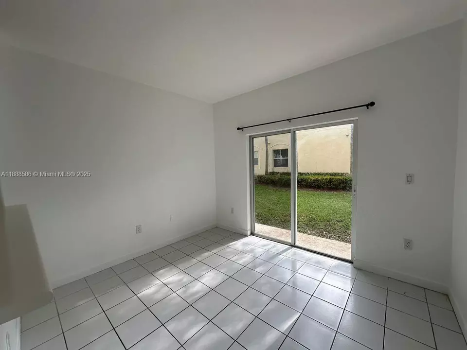 Living - 2524 SE 16th Rd #102, Homestead, FL 33035 photo 3 of 4