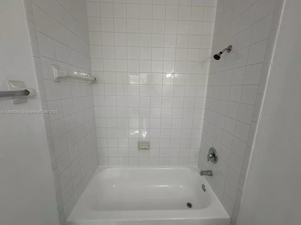 Bath - 2524 SE 16th Rd #102, Homestead, FL 33035 photo 2 of 4