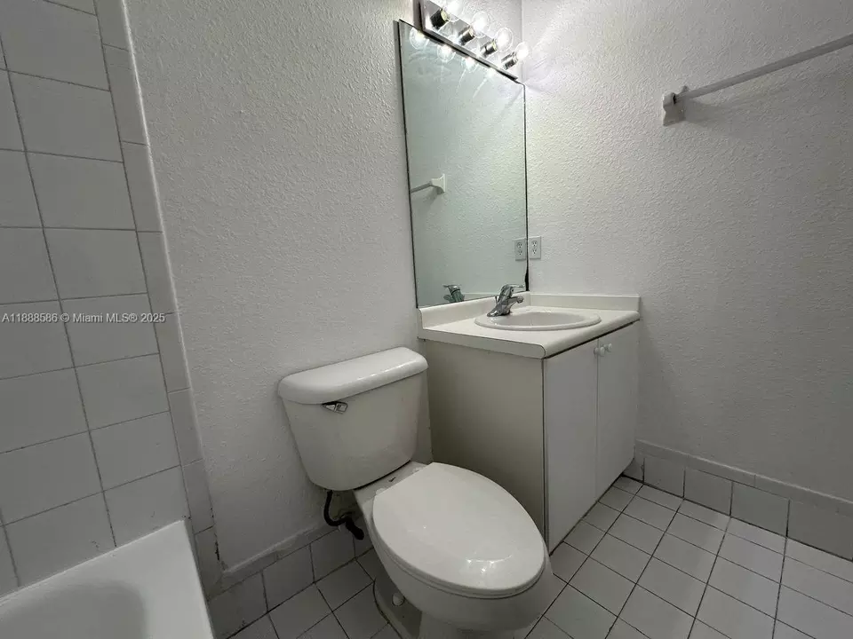 Bath - 2524 SE 16th Rd #102, Homestead, FL 33035 photo 4 of 4