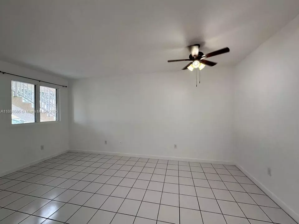 Living - 2524 SE 16th Rd #102, Homestead, FL 33035 photo 2 of 4