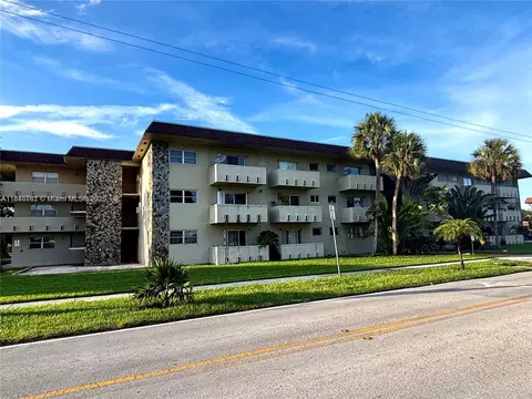 7505 SW 82nd St #318, Miami, FL 33143