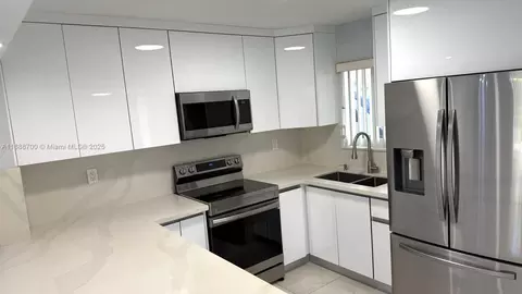 Kitchen - 2680 W 76th St #104, Hialeah, FL 33016 photo 6 of 7