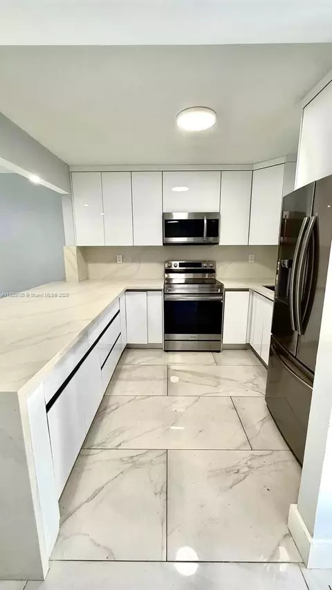Kitchen - 2680 W 76th St #104, Hialeah, FL 33016 photo 2 of 7