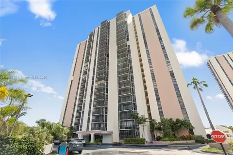 20301 W Country Club Dr #829, Aventura, FL 33180