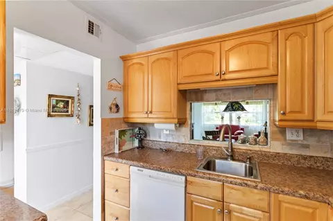 4701 NW 34th St #511, Lauderdale Lakes, FL 33319