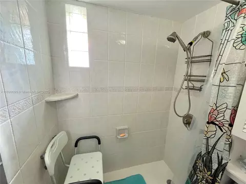 Bath - 1320 W 71st St, Hialeah, FL 33014 photo 6 of 6