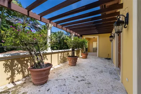Exterior - 5785 SW 96th St, Pinecrest, FL 33156 photo 5 of 6