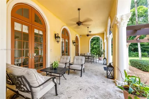 Exterior - 5785 SW 96th St, Pinecrest, FL 33156 photo 4 of 6