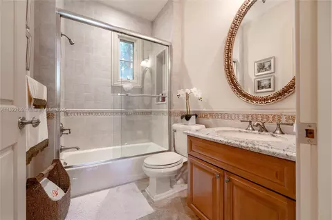 Bath - 5785 SW 96th St, Pinecrest, FL 33156 photo 6 of 6