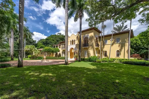 Exterior - 5785 SW 96th St, Pinecrest, FL 33156 photo 6 of 6